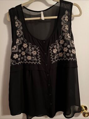 Roper Black Sleeveless Embroidered Button-Front Blouse
